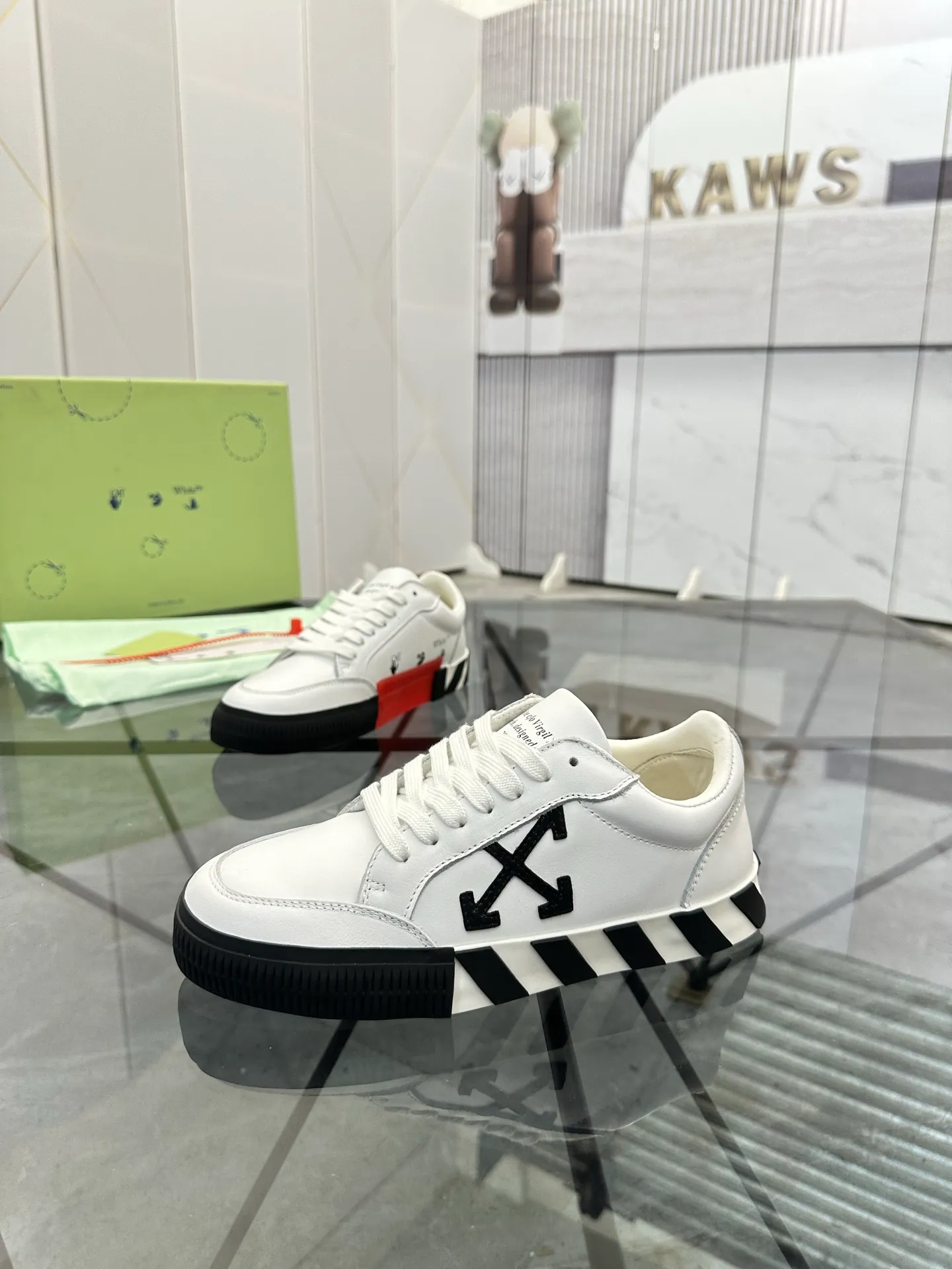 Selling men's shoes 💰: 💰P440¥ Product trademark: OFF WHITE *"OFF WHITE*" low-top casual shoes Regular size: 35-45 (can be customized to 46) Couple style Product material: imported cowhide upper, breathable lining, original outsole. No.: H203